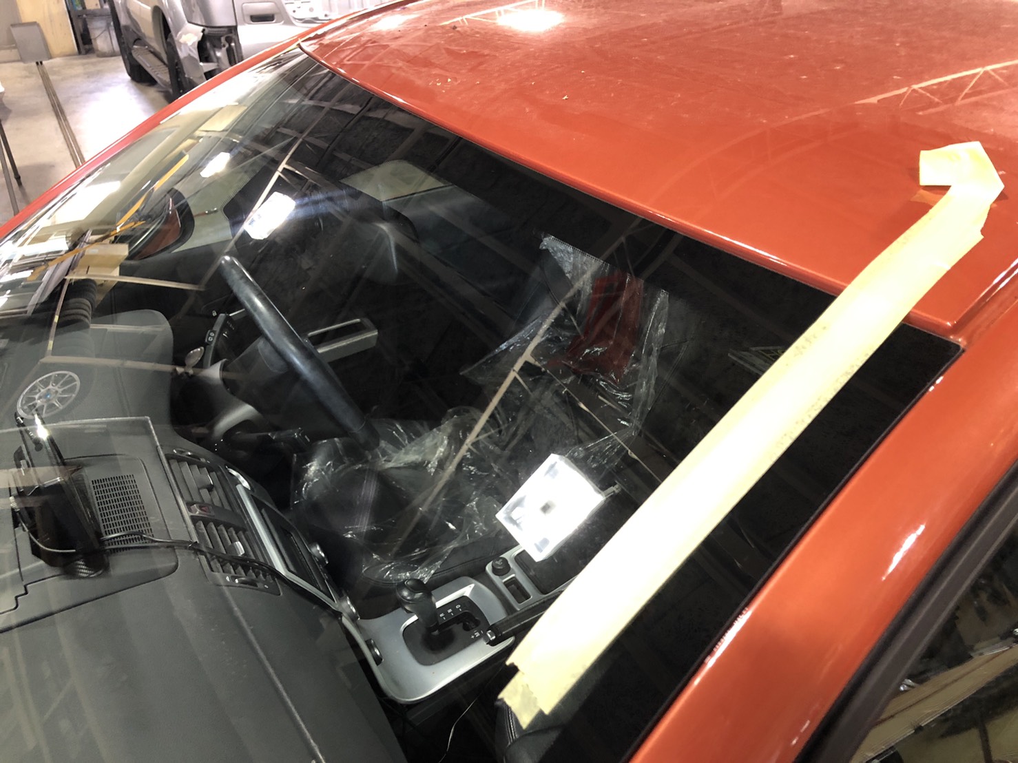 札幌自動車ガラス修理 ボルボｃ30 接着剥がれ Mb44s 札幌市の板金塗装 キズへこみ事故車の修理